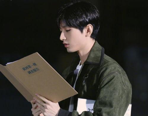 成毅忙着吃瓜,瓜田李下，美食诱惑下的忙碌人生