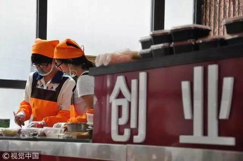 奶茶店吃瓜群众